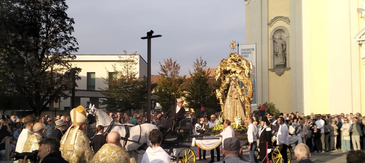 Il cardinale in processione con la statua della Madonna trainata da cavalli bianchi