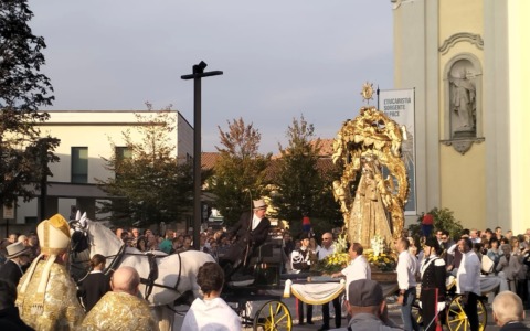 Il cardinale in processione con la statua della Madonna trainata da cavalli bianchi