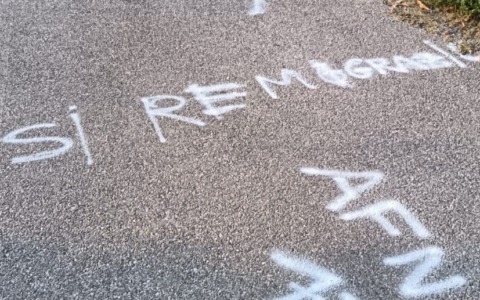Scritte ingiuriose e inneggianti alla remigrazione