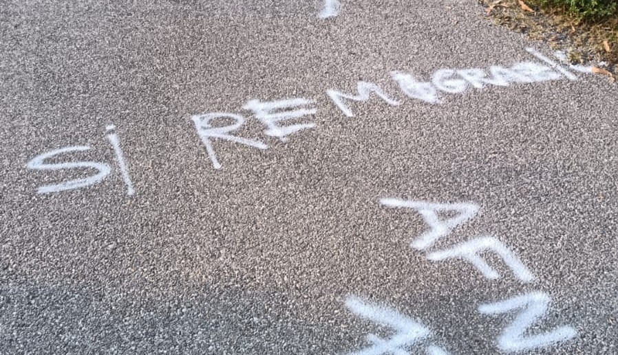 Scritte ingiuriose e inneggianti alla remigrazione