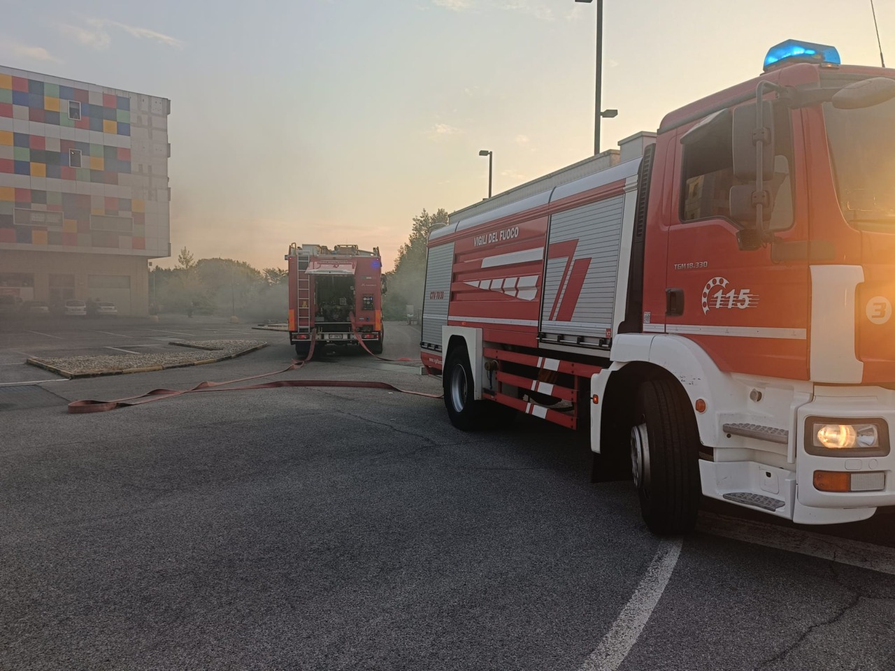 Fiamme in zona “Maschere”, a fuoco l’immondizia nel parcheggio del supermercato