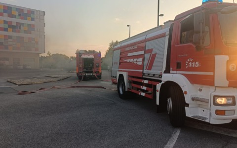 Fiamme in zona “Maschere”, a fuoco l’immondizia nel parcheggio del supermercato