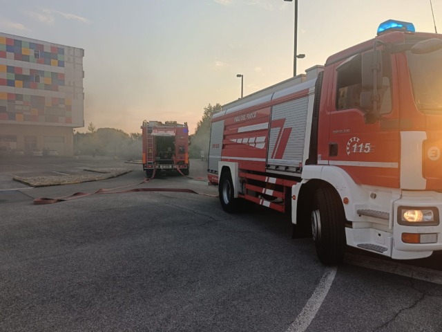 Fiamme in zona “Maschere”, a fuoco l’immondizia nel parcheggio del supermercato