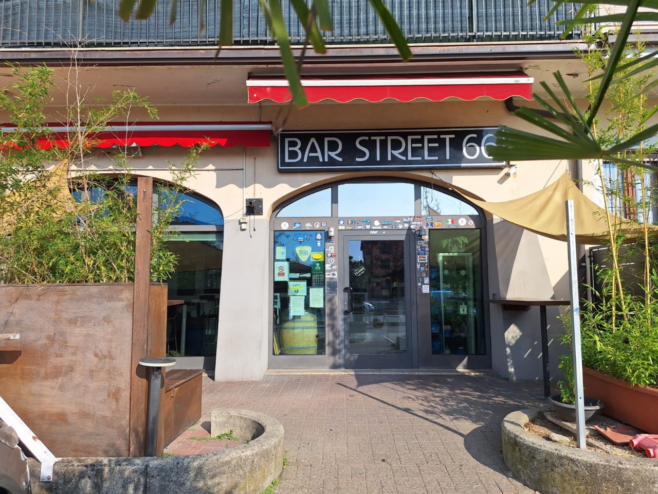 Barista malmenato da una banda di rapinatori che poi fugge con l’incasso