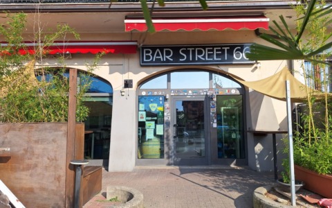 Barista malmenato da una banda di rapinatori che poi fugge con l’incasso