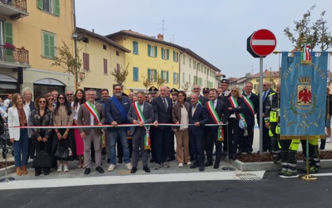 Taglio del nastro per la piazza San Giovanni XXIII, tra gli ospiti i nipoti e i pronipoti del “Papa buono”
