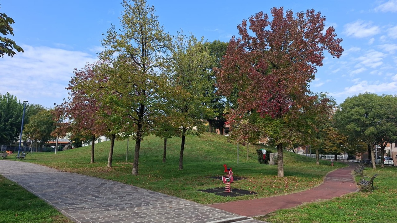 Fuma droga al parco ed è sprovvisto di documenti: denunciato