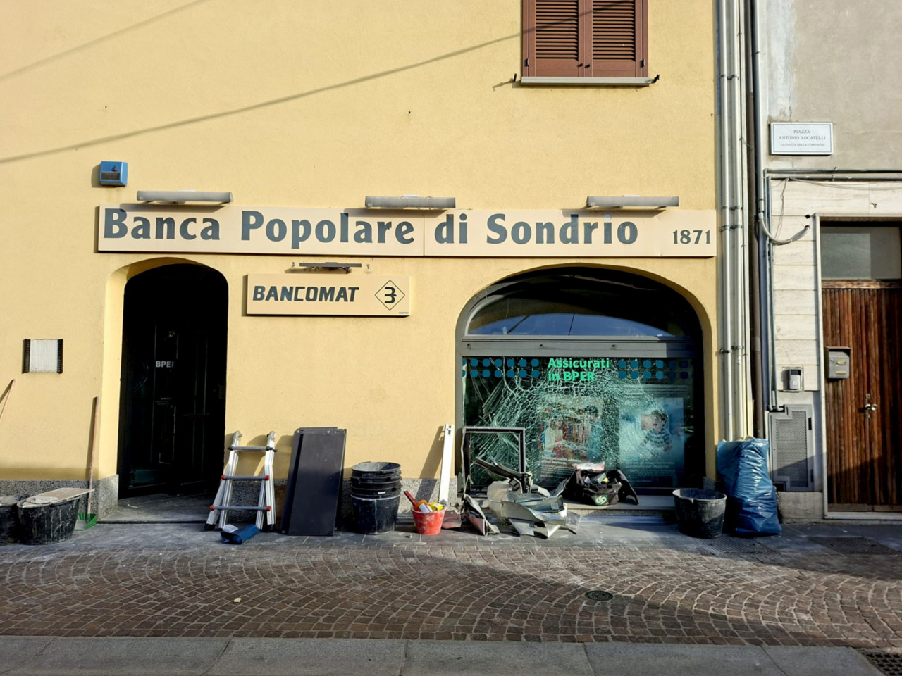 La banda del botto colpisce il bancomat della Bper, ingenti danni