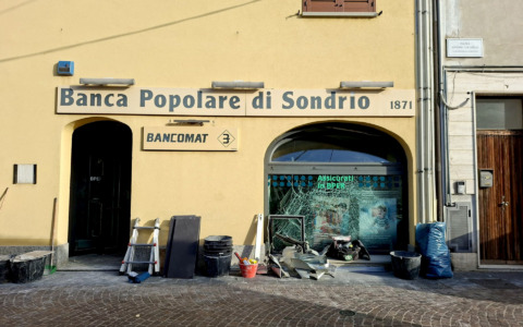La banda del botto colpisce il bancomat della Bper, ingenti danni