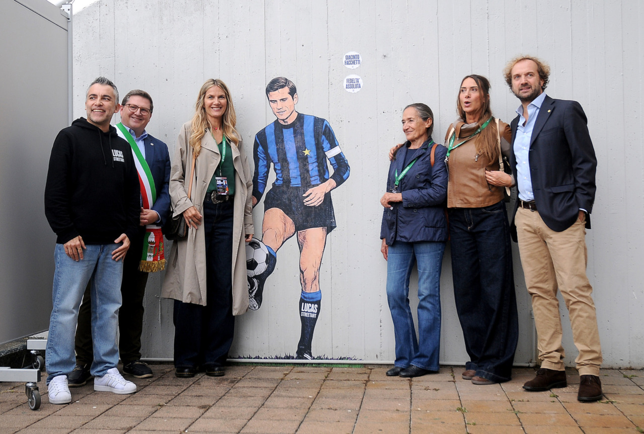 Celebrato Giacinto Facchetti, al palazzetto due opere di street art a ricordare l’uomo e il campione