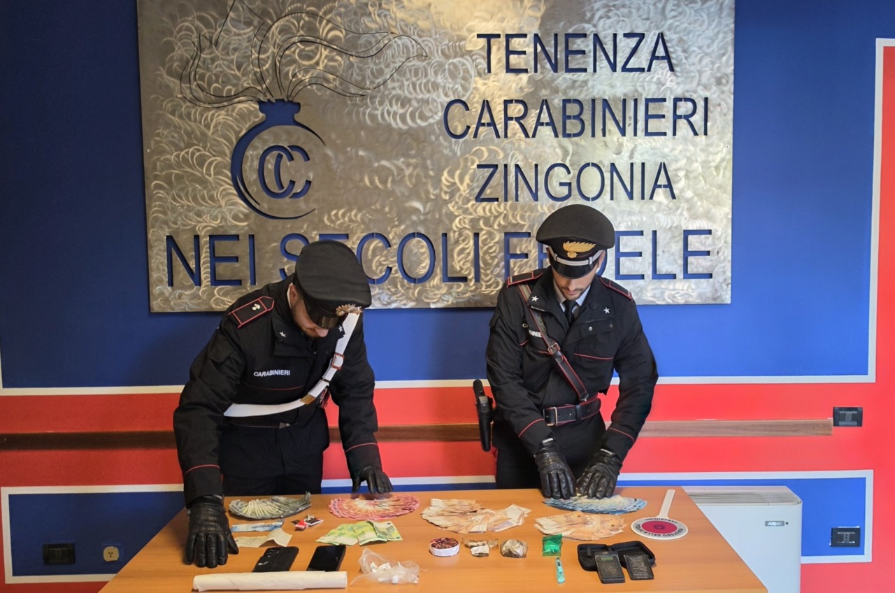 Spaccio davanti alla scuola a Zingonia: arrestato 25enne con droga, coltello e contanti