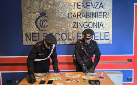 Spaccio davanti alla scuola a Zingonia: arrestato 25enne con droga, coltello e contanti
