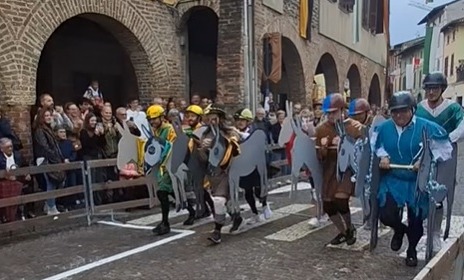 Al “Palio dei Cantù” i fantini corrono con sagome di legno invece degli asini e scoppia la polemica