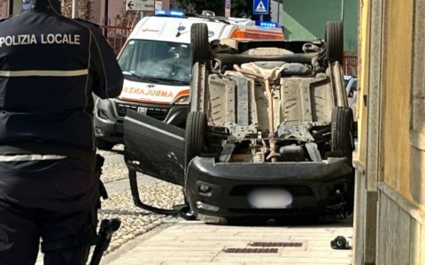 Si ribalta con l’auto in centro, soccorso un 27enne