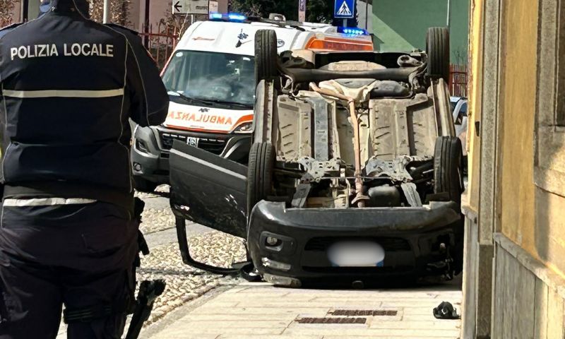 Si ribalta con l’auto in centro, soccorso un 27enne
