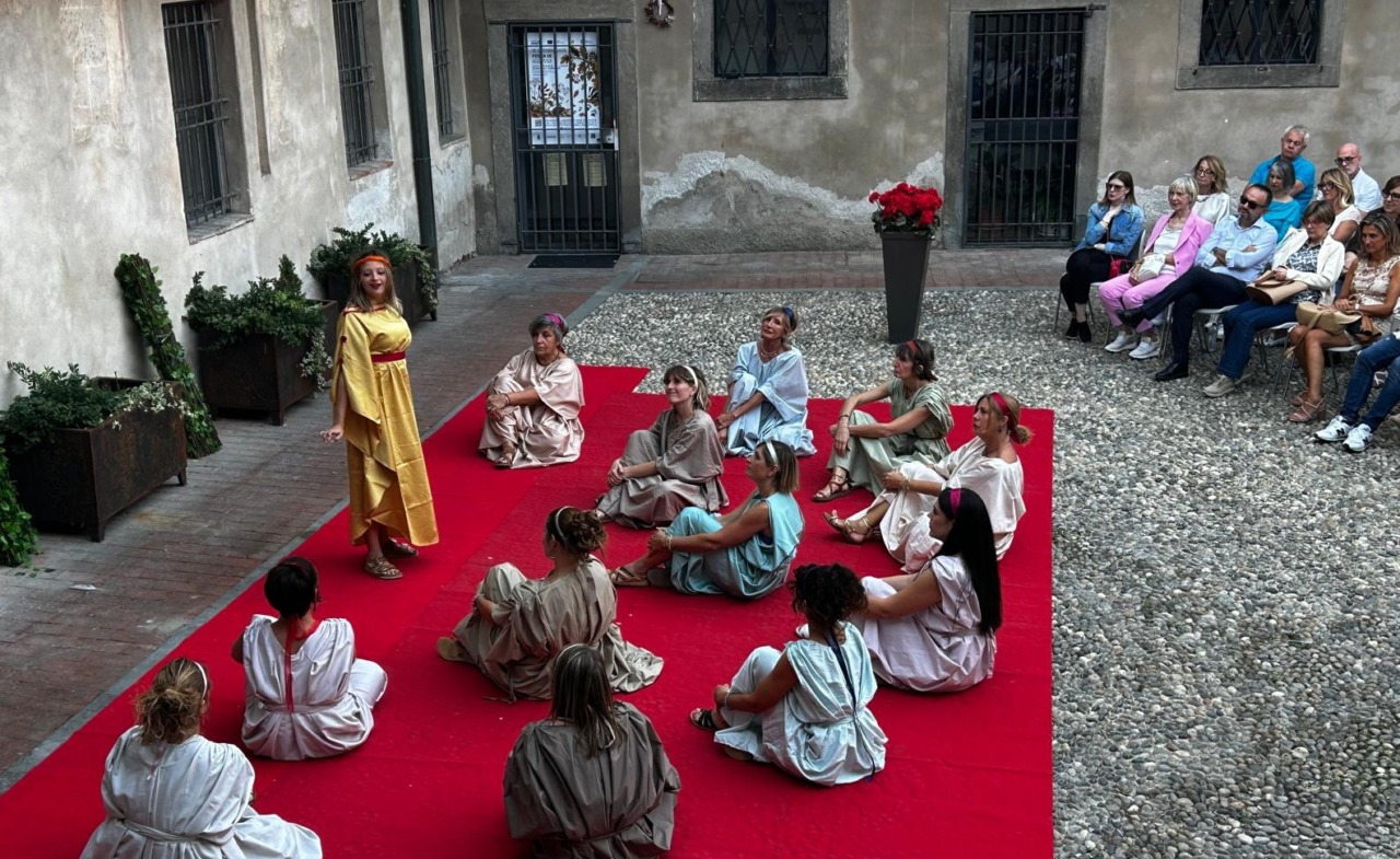 A Romano il teatro diventa impegno: “Le Donne al Parlamento” contro gli stereotipi