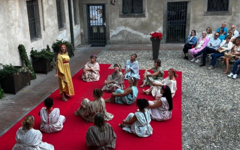 A Romano il teatro diventa impegno: “Le Donne al Parlamento” contro gli stereotipi