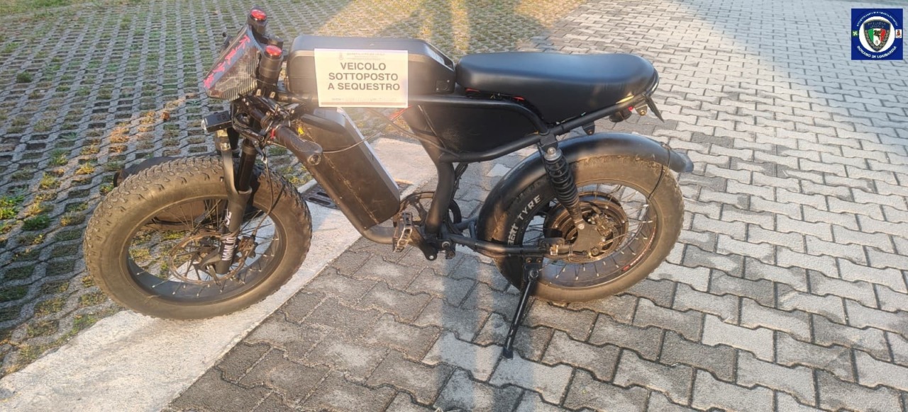 Romano, bicicletta elettrica trasformata in un mezzo da 60 km/h: oltre 6mila euro di multe