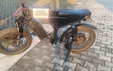 Romano, bicicletta elettrica trasformata in un mezzo da 60 km/h: oltre 6mila euro di multe