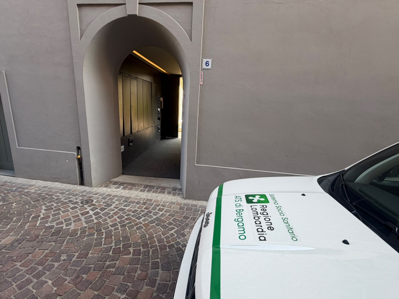 Cade da una scala a Treviglio, 55enne in codice rosso all’ospedale di Bergamo