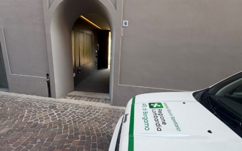 Cade da una scala a Treviglio, 55enne in codice rosso all’ospedale di Bergamo