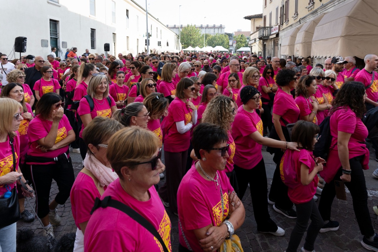Più di un migliaio di persone “invade” la città per la “Caravaggio cammina in rosa”