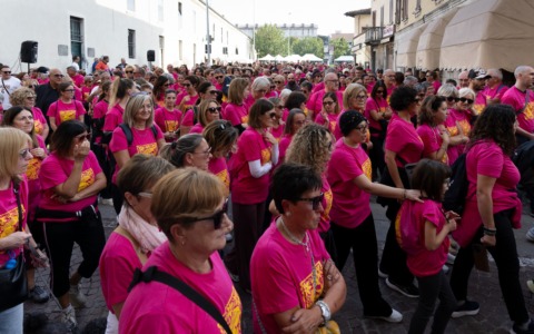 Più di un migliaio di persone “invade” la città per la “Caravaggio cammina in rosa”