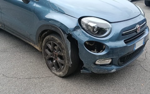 Ubriaco al volante abbatte i cartelli e tenta la fuga: fermato dalla Polizia locale